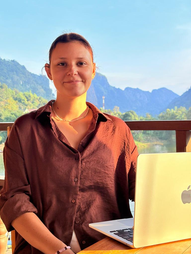 Clémence sitting in front of a laptop